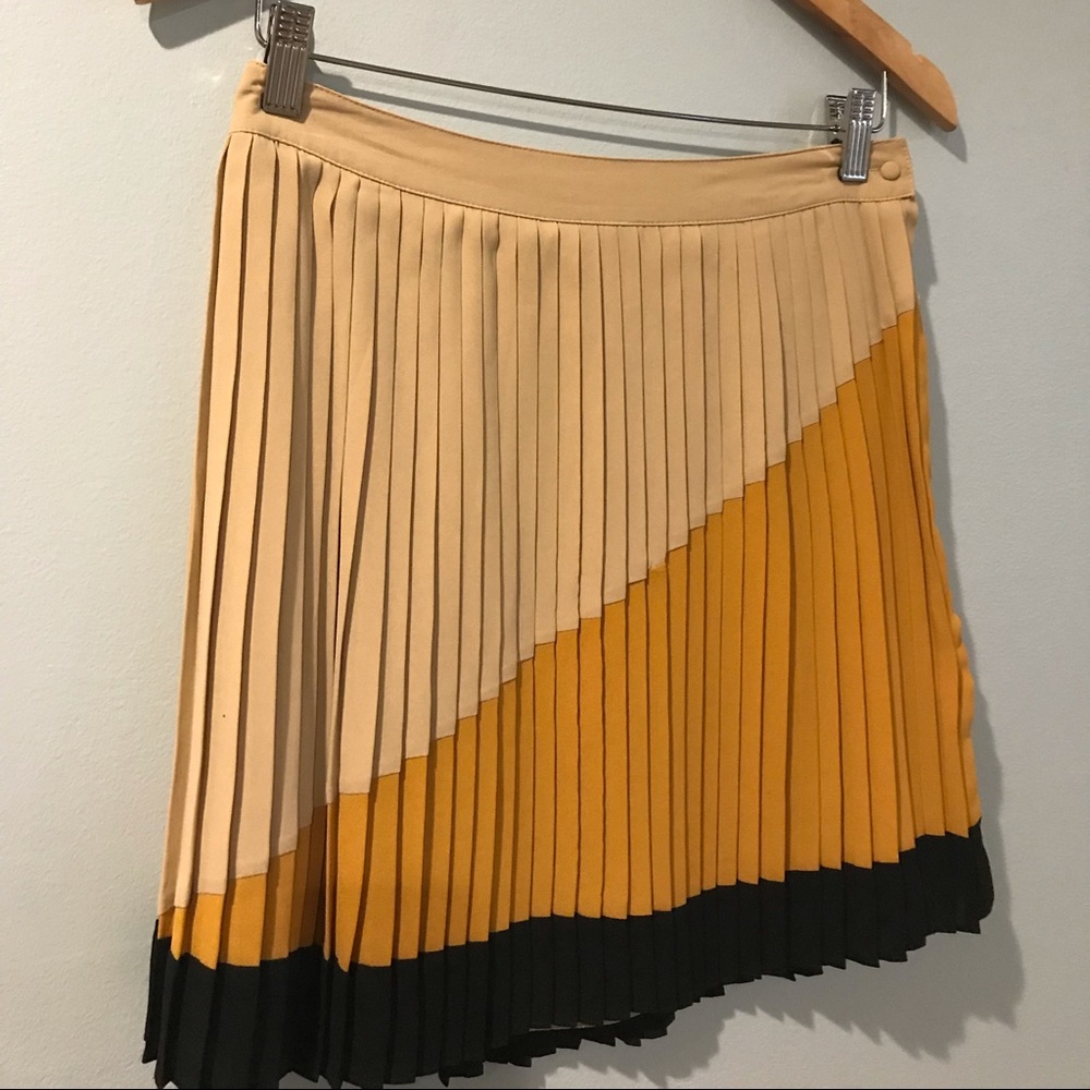 Bar III Pleated Mini w/Beige, Gold & Black Ombre;M